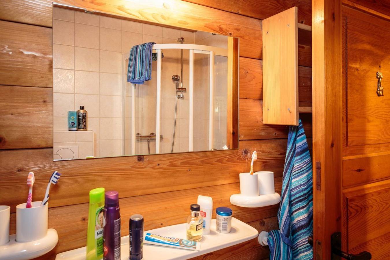 Gemütliches Blockbohlen-Ferienhaus im Ferienpark Achtern Diek in Otterndorf, Cuxland
