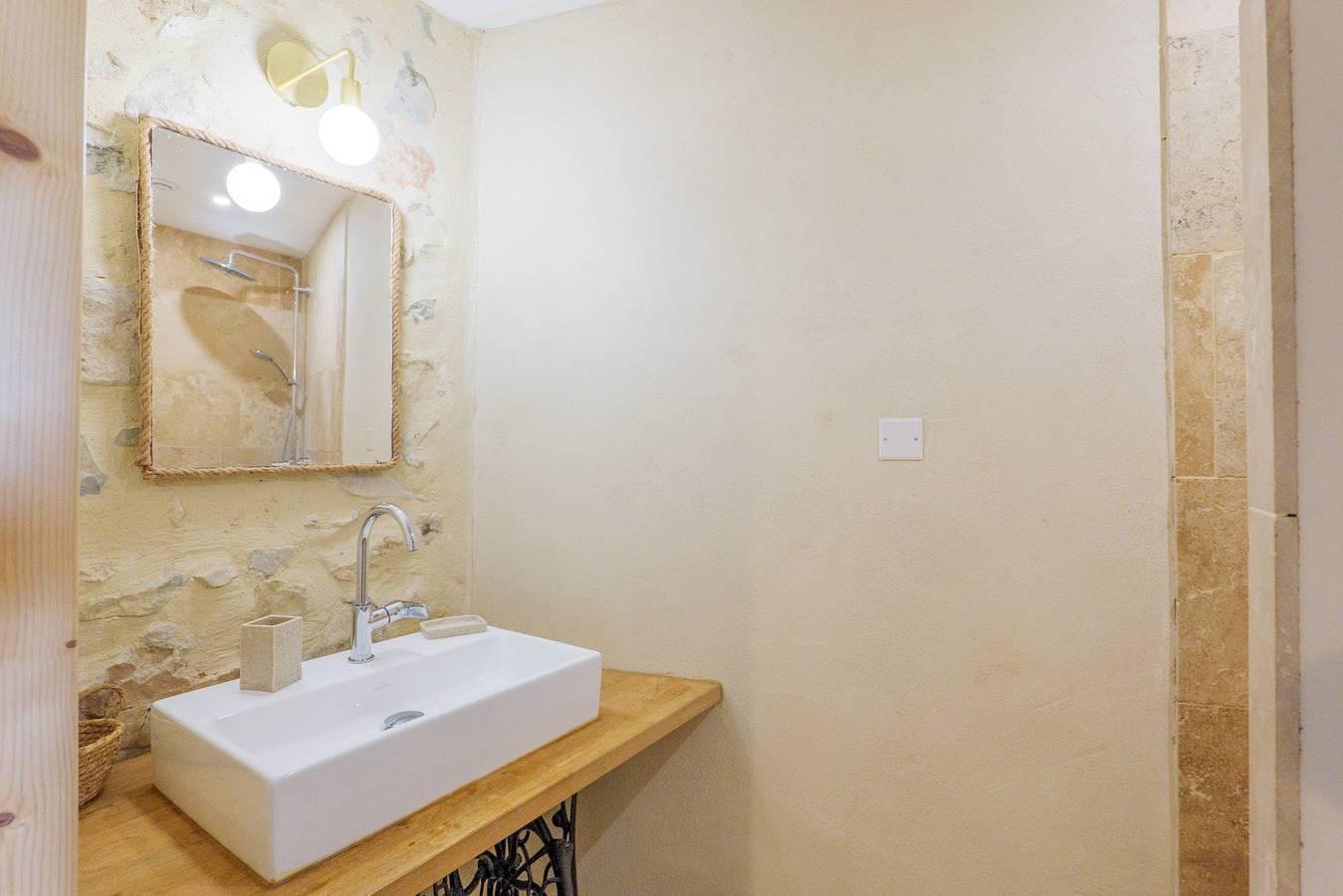 Gästezimmer „Côté Cour“ mit großem Gemeinschaftshof und Wlan in Saint-Remèze, Privas