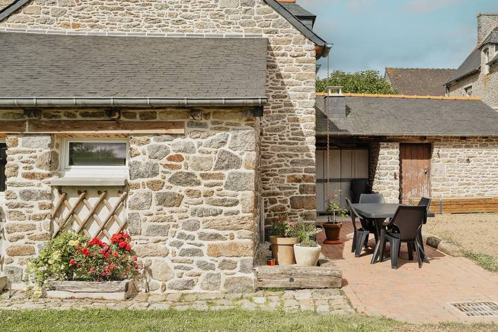 Petite maison "Dépendance Au Charme Local" avec terrasse privée, jardin partagé et Wi-Fi in Saint-Carné, Région de Dinan