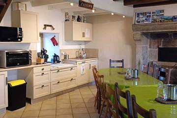 Location de vacances pour 14 personnes, avec jardin à Bertignat