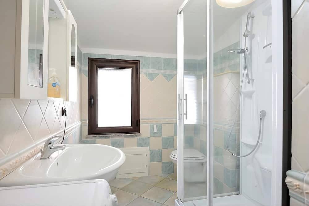 Ganze Wohnung, Stunning apartment with a view of the sea, a 700-meter walk from the beach in Santa Maria Navarrese, Baunei