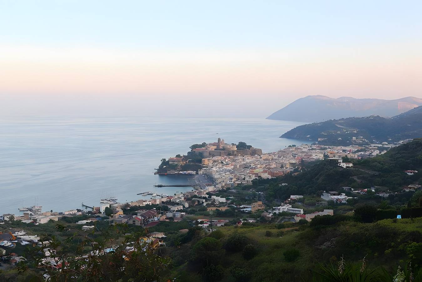 Apartamento entero, Apartamento en Villa "Panarea" con vistas al mar, Wi-Fi y aire acondicionado in Lipari
