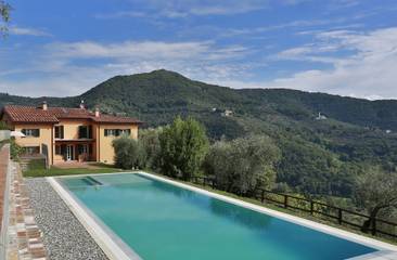 Villa With Pool for 10 People in Lucca, Lucca Province, Photo 1