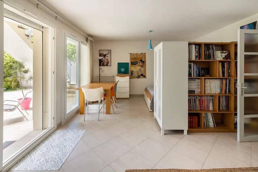 Apartamento entero, Lovely apartment with small garden overlooking park in Le Chesnay, Yvelines