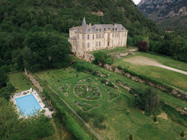 Location de vacances pour 3 personnes, avec Terrasse et Jardin ainsi que Piscine et Vue à Château-Verdun (Ariège)