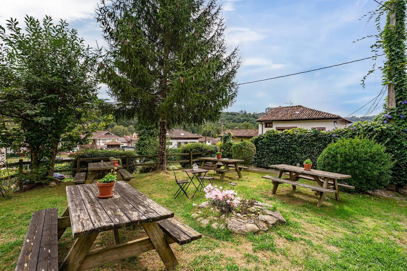 Apartamento entero, Apartamento 'Florenta G2' con vistas a la montaña, terraza privada y Wi-Fi in Cangas de Onís, Costa Verde