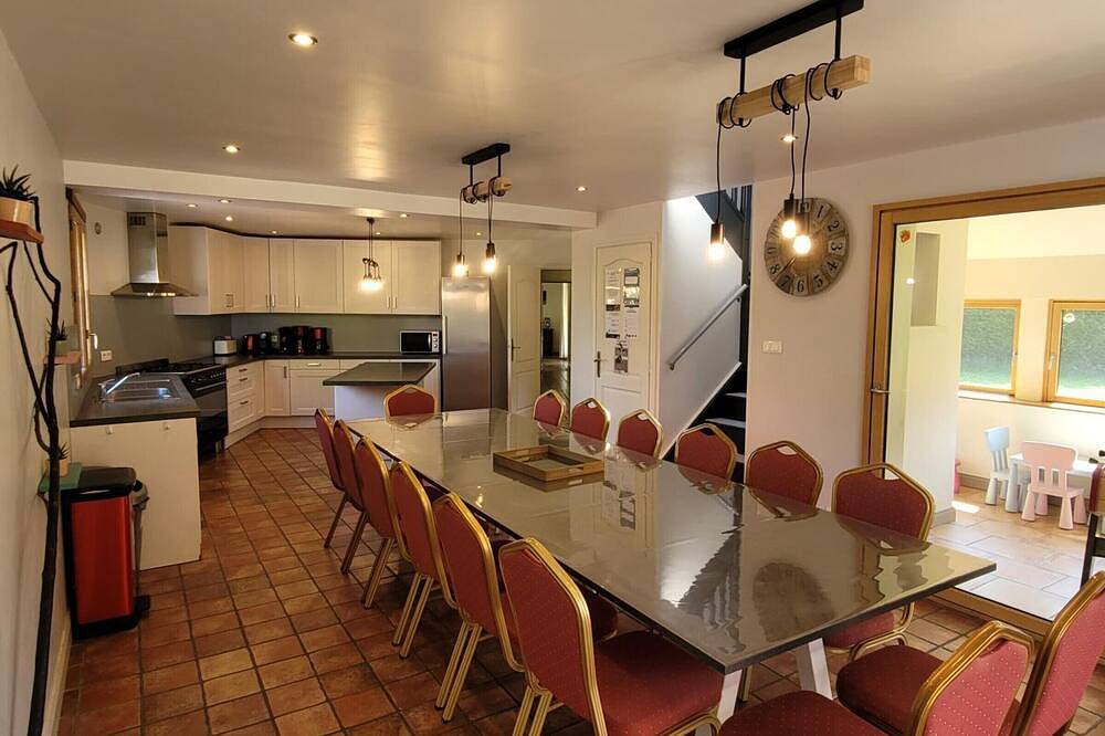 Gran casa con piscina privada, billar y jardín en Les Biards in Isigny-le-Buat, Avranches region