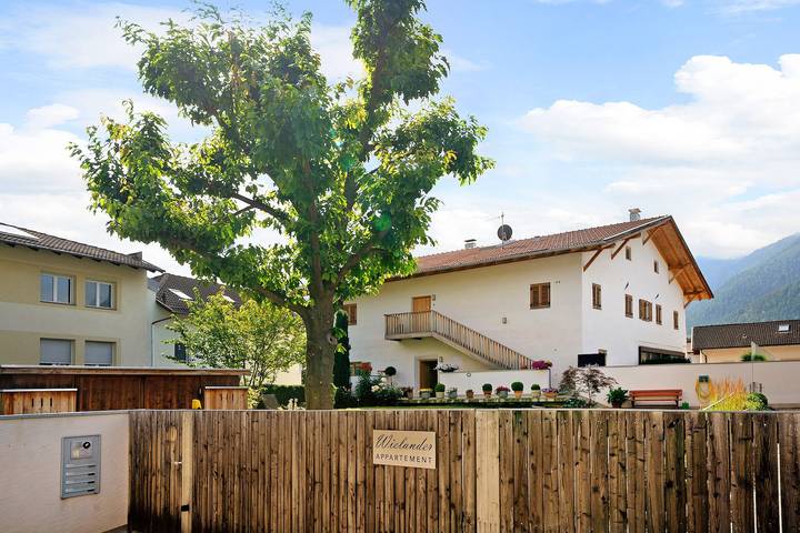 Ganze Wohnung, Ferienwohnung 'Wielander B West' mit Bergblick, Gemeinschaftsgarten und Wlan in Latsch, Nationalpark Stilfser Joch