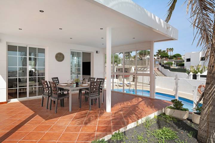Holiday Home 'La Marina' with Pool, Garden & Wi-Fi in Puerto del Carmen, Tías