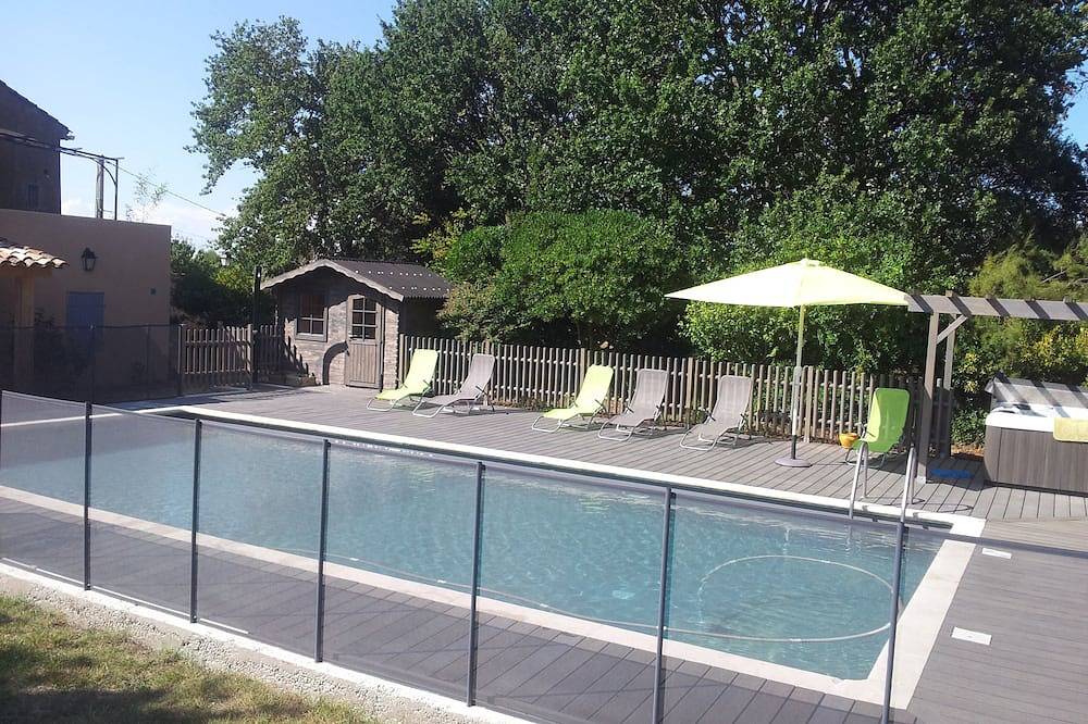 Appartement entier, Gîte  4 pers au calme en campagne, commodités 5 min à pied., piscine et+ in Maubec, Parc naturel régional du Luberon