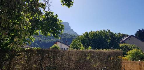 Gîte pour 5 personnes, avec vue ainsi que terrasse et jardin à Chapareillan