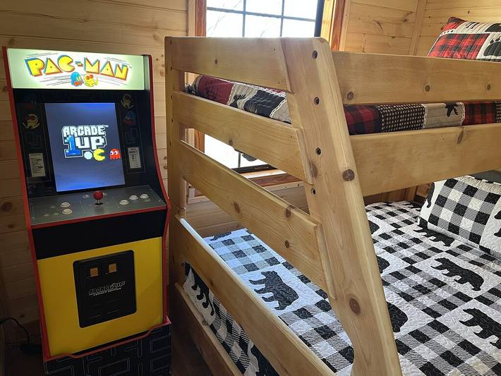 Log cabin for 10 people, with yard and hot tub in Douglas Lake