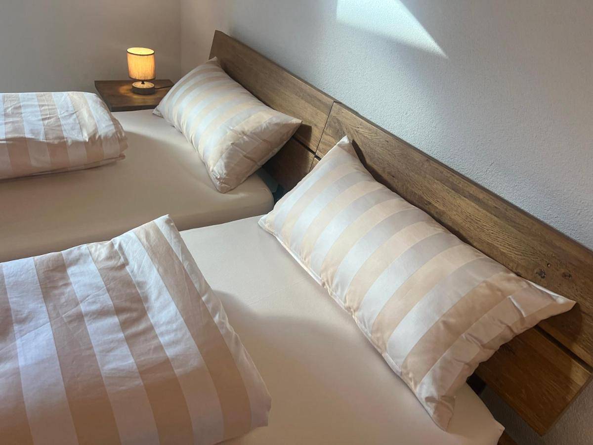 Ganze Wohnung, Ferienwohnung, 2 Zimmer, 4 bis 6 Personen, 67 qm, mit großem Balkon, entlang am Fluss, an der Aach, am Bodensee, nah am Naturschutzgebiet in Singen, Hegau