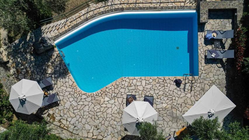 Location de vacances pour 17 personnes, avec piscine ainsi que jardin et vue dans Benitses - 3