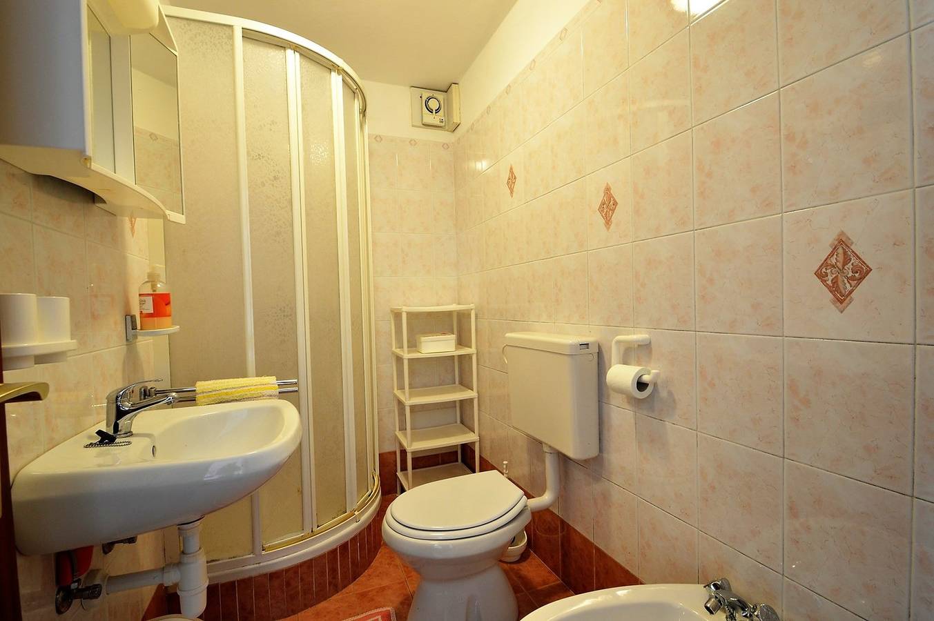 Ganze Wohnung, Studio Rahela 3 in Mali Lošinj, Zagazinjine. Das Erdgeschoss ist für 2 Personen geeignet und besteht aus: Schlafzimmer mit Doppelbett, Küche und Esszimmer, Wohnzimmer und Terrasse. in Mali Lošinj, Lošinj