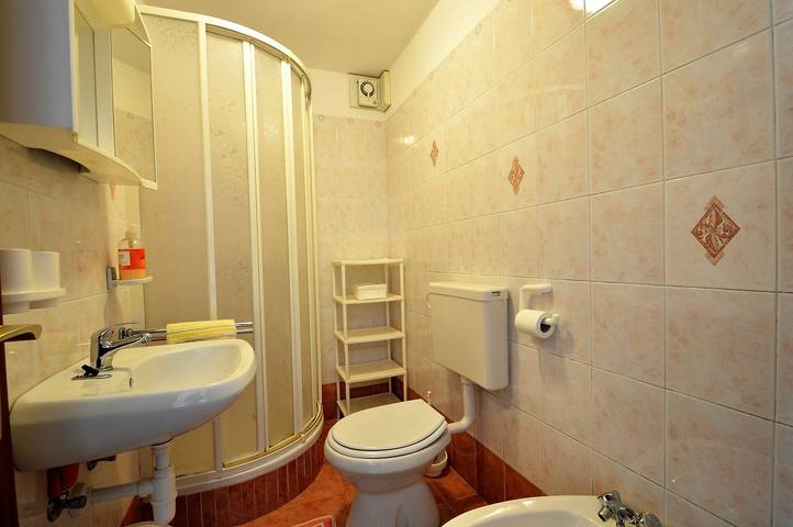 Ganze Wohnung, Studio Rahela 3 in Mali Lošinj, Zagazinjine. Das Erdgeschoss ist für 2 Personen geeignet und besteht aus: Schlafzimmer mit Doppelbett, Küche und Esszimmer, Wohnzimmer und Terrasse. in Mali Lošinj, Lošinj (Kvarner Bucht)