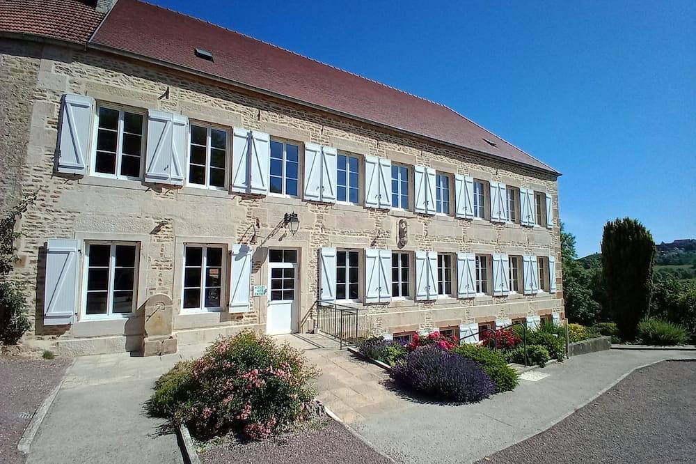 Large, charming 30-bed gîte with Spa and plenty of space in Langres, Haute-Marne