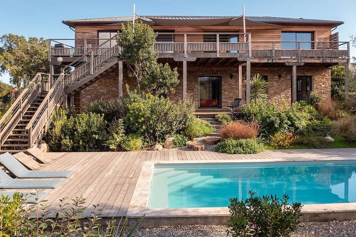 Location de vacances pour 4 personnes, avec Jacuzzi ainsi que Terrasse et Jardin dans Plage de Pinarello