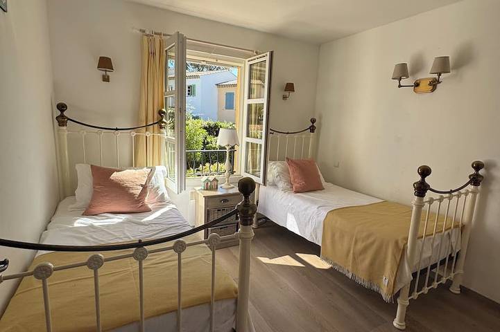 Location de vacances pour 6 personnes, avec Terrasse ainsi que Jardin et Piscine à La Môle - 3