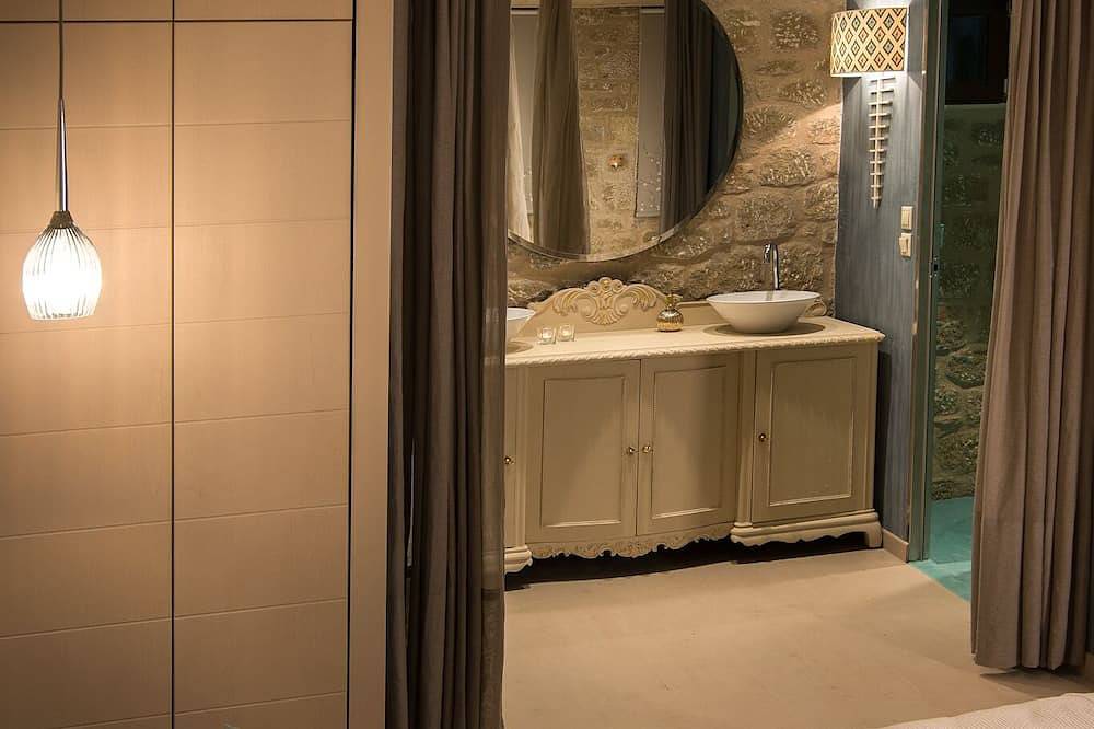 Geniet van de rust van de chique badplaats leven in een nieuwe traditionele stenen villa in Stoupa, Messenia