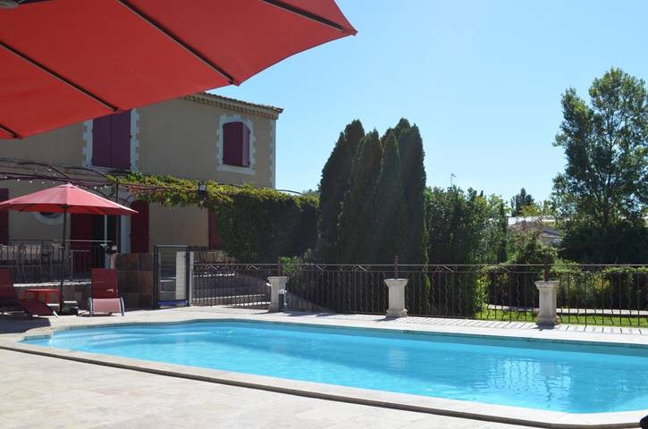 Gîte pour 2 personnes, avec terrasse et piscine à Mouriès