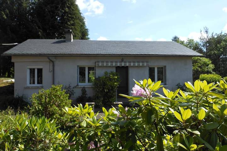 Location de vacances pour 6 personnes, avec terrasse ainsi que jacuzzi et jardin à Saint-Étienne-de-Chomeil