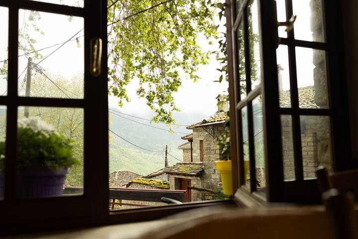 Gästehaus 'Armoloi Zimmer 3' mit Bergblick, Gemeinschaftsterrasse und Wi-Fi in Vikos-Aoos Nationalpark