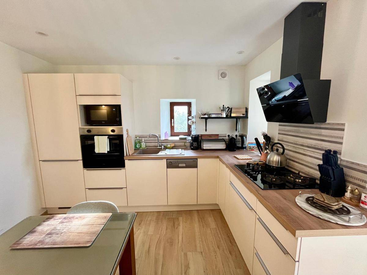Appartement entier, One-Bedroom Apartment in Molleville, Région de Carcassonne