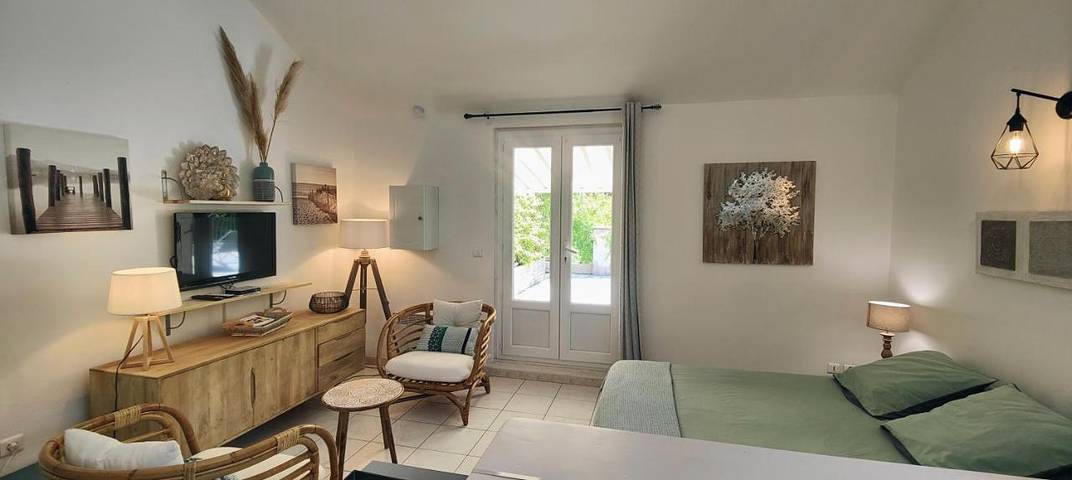 Gîte pour 3 personnes, avec vue ainsi que jardin et piscine à Ortiporio