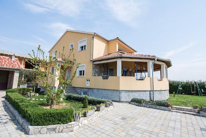 Ferienwohnung für 8 Personen, mit Garten und Pool sowie Balkon