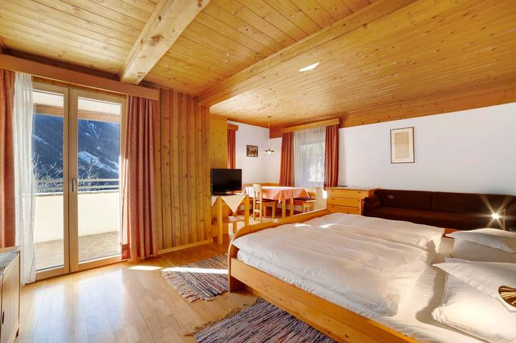 Ferienwohnung für 3 Personen, mit Seeblick und Garten sowie Balkon in Ulten