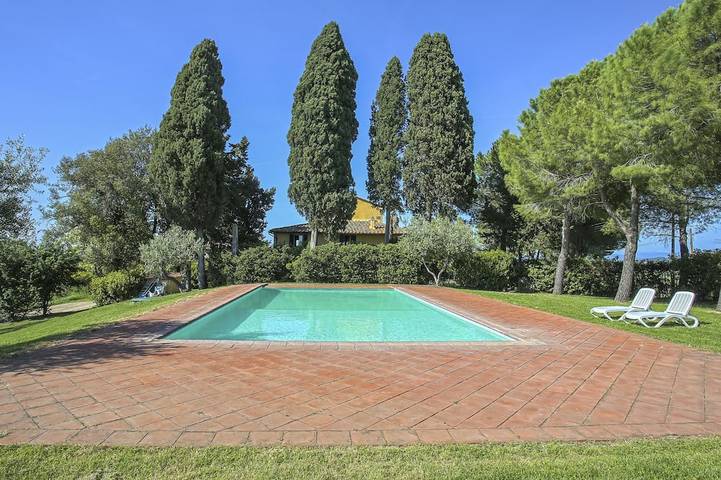 Agriturismo per 4 persone, con piscina e giardino, con animali domestici in Tavarnelle Val di Pesa