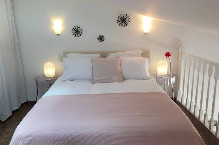 Gîte pour 2 personnes, avec terrasse ainsi que jardin et piscine à Curbans