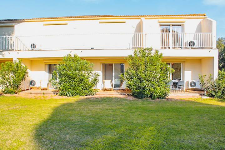Gîte pour 6 personnes, avec piscine et terrasse, adapté aux familles à Lecci - 2