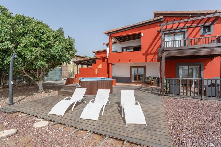 Vacation Home 'Justo El Desierto' with Sea View, Shared Terrace and Wi-Fi in Granadilla de Abona, South Tenerife