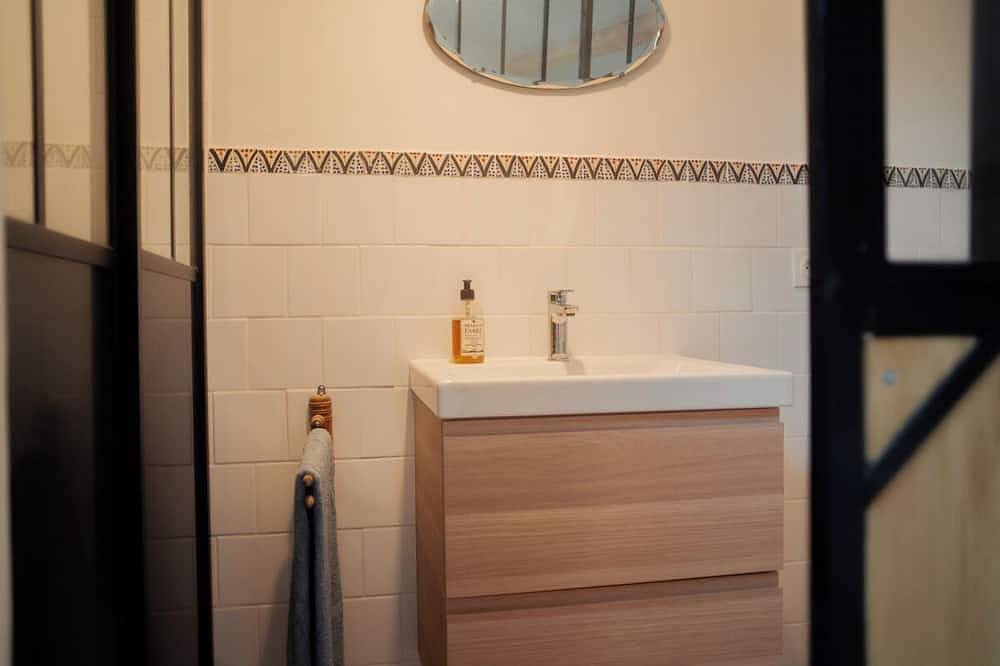 Appartement entier, Studio / loft confortable, lumineux et spacieux, dans charmant bourg 'Les Vans'. in Les Vans, Parc naturel régional des Monts d'Ardèche