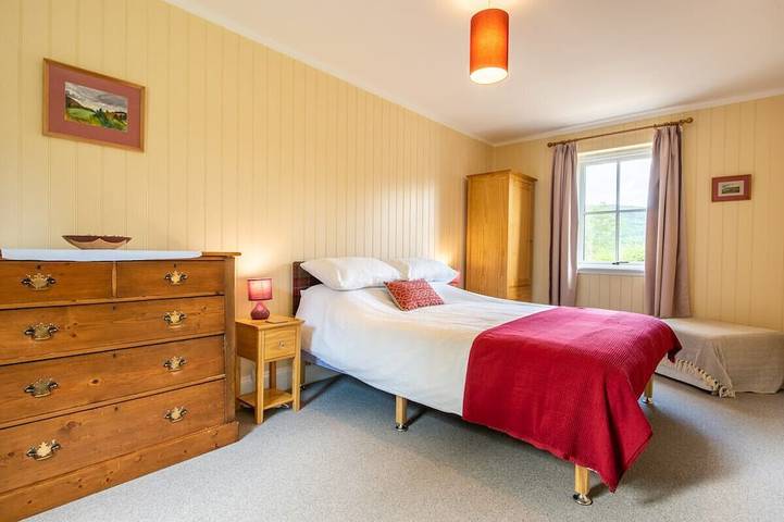 Family-friendly brand new cottage situated next to the golf course in Fort Augustus, Highlands
