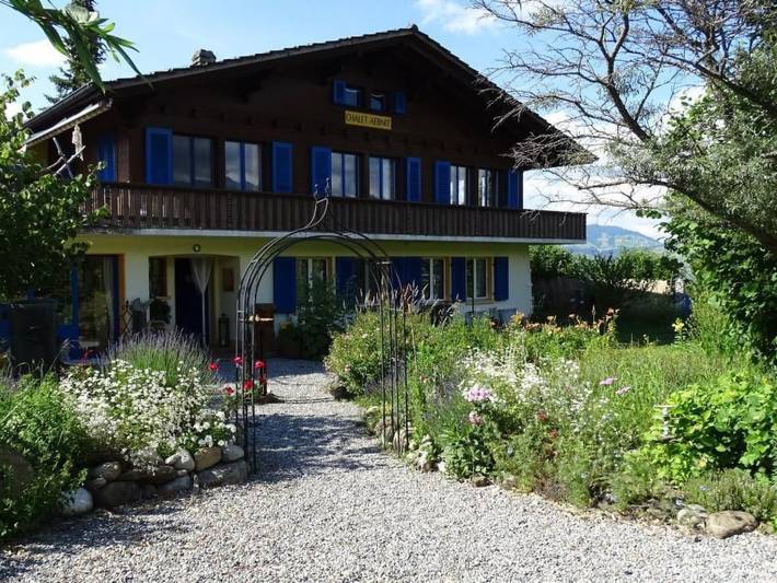 Ferienwohnung für 3 Personen, mit Terrasse und Garten sowie Pool und Ausblick in Aeschi bei Spiez