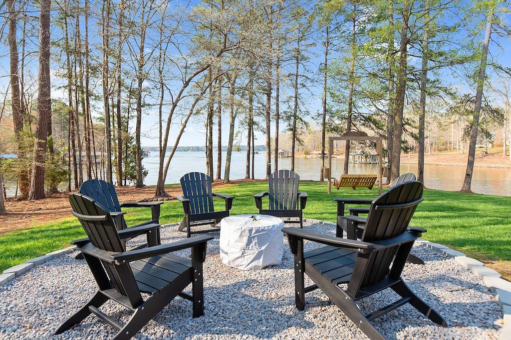 Dog Friendly, 370+ ft of Waterfront, dock access and kayaks! in Lake Gaston