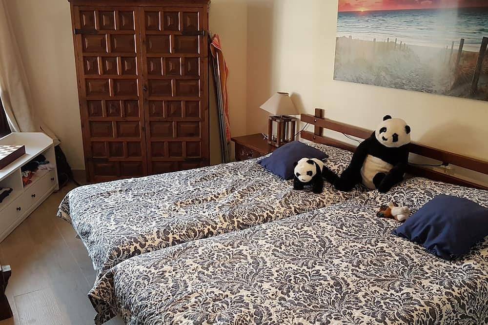 Entire apartment, Flat 6 ° floor without opposite on inner patio, near sea in Port Fuengirola, Fuengirola