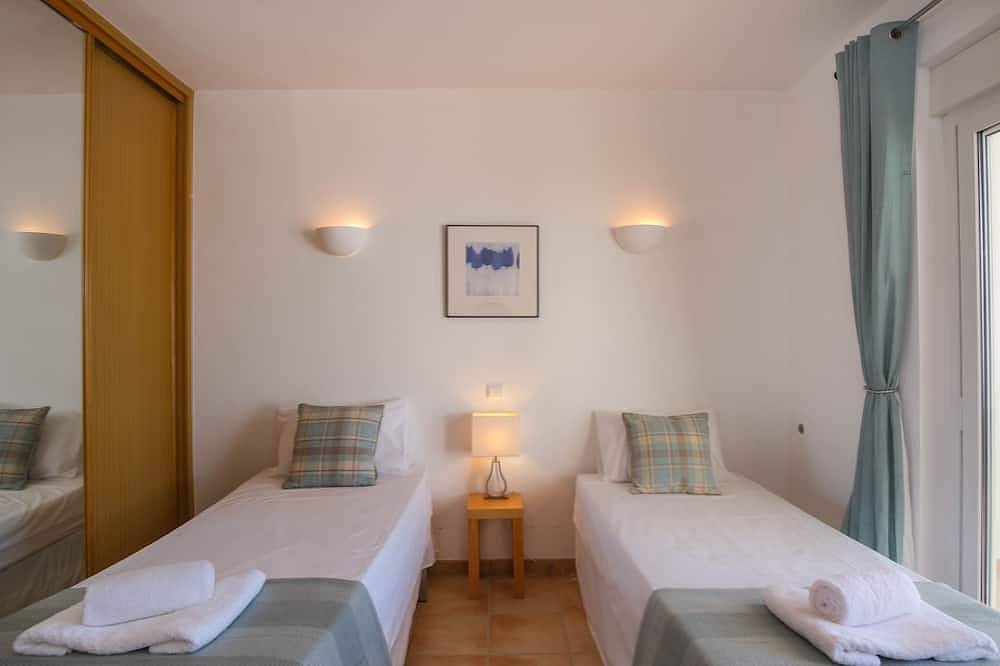 Spacious family villa with private pool and sea views in Luz, Faro Distrikt
