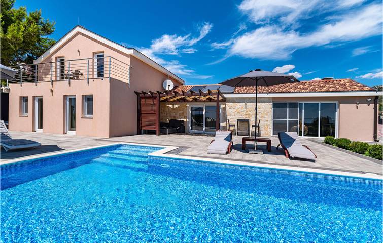 Location de vacances pour 8 personnes, avec vue sur le lac ainsi que terrasse et sauna à Biograd na Moru