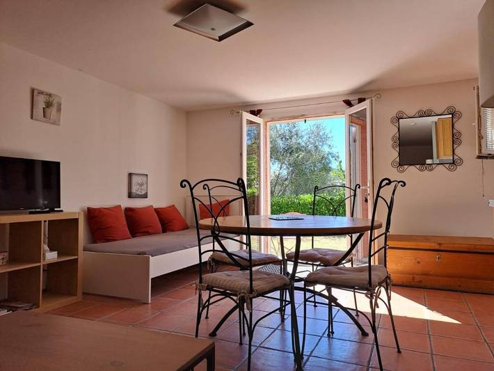 Gîte pour 3 personnes, avec Terrasse ainsi que Jardin et Vue à Donneville