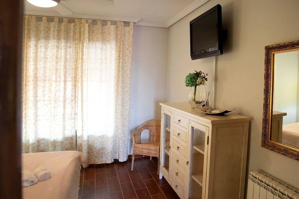 Agradable adosado con piscina privada, Bbc  y a 2,5 km de Puy Du Fou. in Argés, Provincia de Toledo