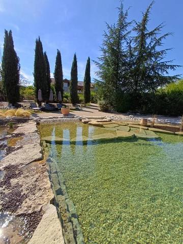 Cottage pour 3 personnes, avec vue ainsi que piscine et jardin à Lagnieu