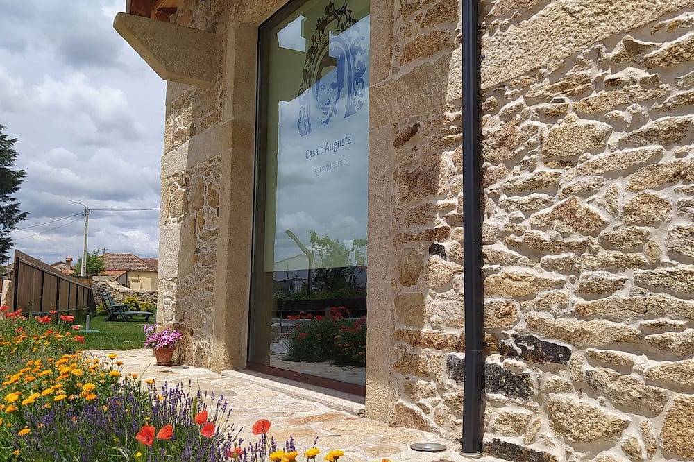 Casa D'Augusta Agroturismo- Loja dos Vitelos in Vila Chã de Braciosa, Douro Internacional