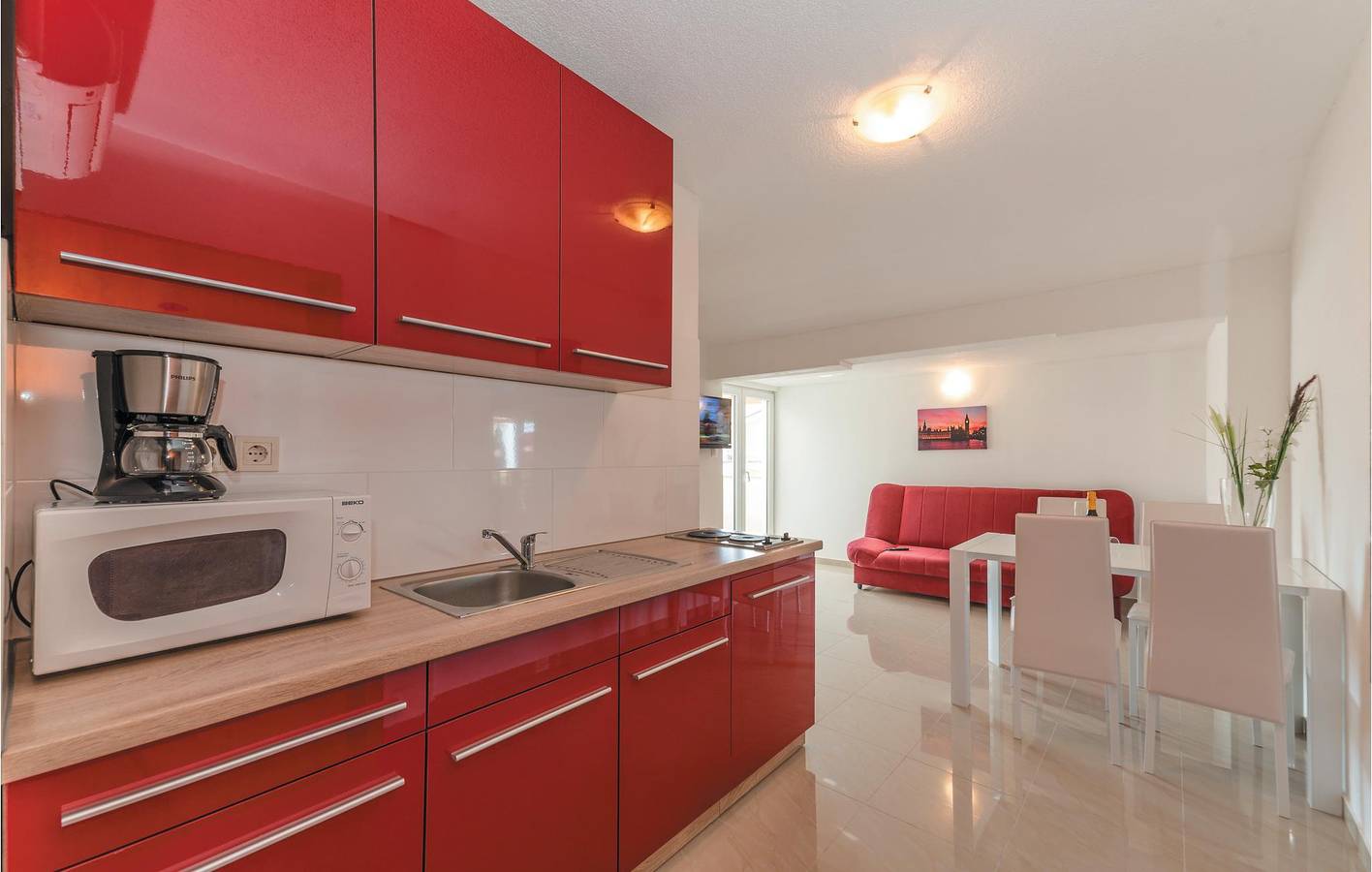 Ganze Ferienwohnung, Apartment mit Meerblick, Pool, Terrasse und WLAN – 1 km vom Strand entfernt in Biograd na Moru, Zadar
