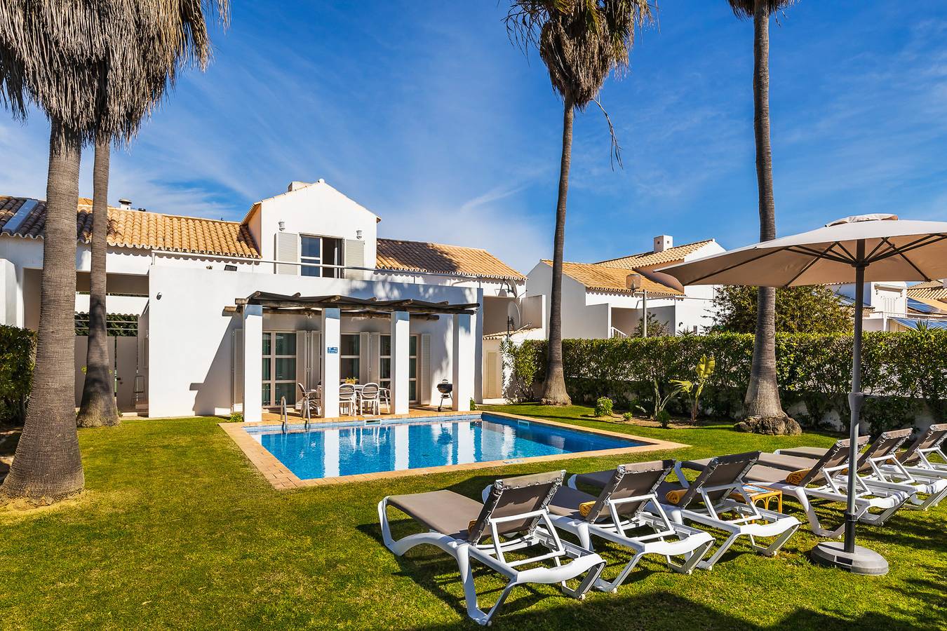 Villa Luz do Atlantico, 100m da praia e piscina privada in Guia, District de Faro