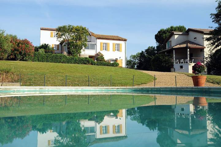 Gîte pour 6 personnes, avec terrasse ainsi que piscine et jardin