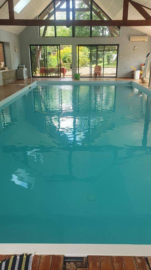 Location de vacances pour 11 personnes, avec Terrasse ainsi que Jardin et Piscine à Saint-Georges-de-Reintembault